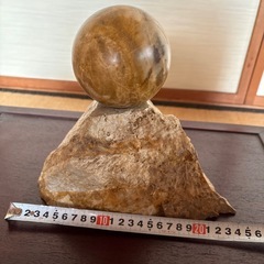 石のオブジェの画像