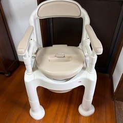 【おそらく新品・介護】安寿 ポータブルトイレ FX-CP ちびくまくん アロン化成 ポータブルトイレ 介護用トイレ 肘掛け付き 高さ調節 抗菌 樹脂製 コンパクト 置き型 室内用 排泄ケア 福祉用具 手すり付き ひじ掛け調整 便座高調整 バケツ付き おむつ卒業 リハビリ 在宅介護の画像