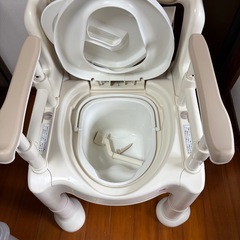 【おそらく新品・介護】安寿 ポータブルトイレ FX-CP ちびくまくん アロン化成 ポータブルトイレ 介護用トイレ 肘掛け付き 高さ調節 抗菌 樹脂製 コンパクト 置き型 室内用 排泄ケア 福祉用具 手すり付き ひじ掛け調整 便座高調整 バケツ付き おむつ卒業 リハビリ 在宅介護の画像