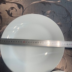 真っ白なお皿の画像