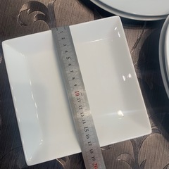 真っ白なお皿の画像