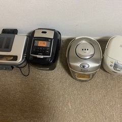 炊飯器3台と魚焼きグリル1台の画像