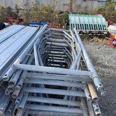 足場　工事用品　現場の画像