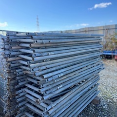 足場　工事用品　現場の画像