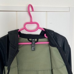 adidas フリースパーカーの画像
