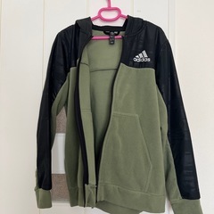 adidas フリースパーカーの画像
