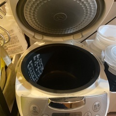 TOSHIBA 炊飯器 RC-10HK　5.5合炊きの画像
