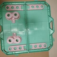 軽量！便利！折りたたみプラスチックテーブル　キャンプ、子供用、物置台など使い方色々の画像