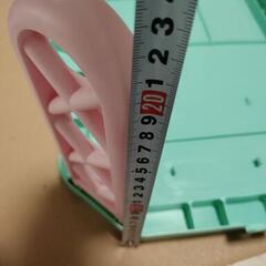 軽量！便利！折りたたみプラスチックテーブル　キャンプ、子供用、物置台など使い方色々の画像