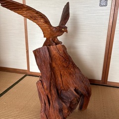木製　鷹のオブジェの画像