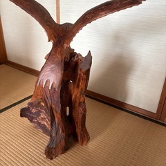 木製　鷹のオブジェの画像