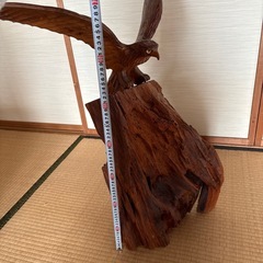 木製　鷹のオブジェの画像