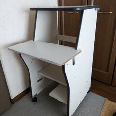 キャスター付きパソコンデスク　　中古の画像