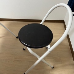 折りたたみ式デスクとイスの画像