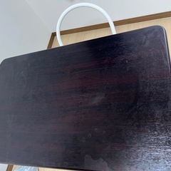 折りたたみ式デスクとイスの画像