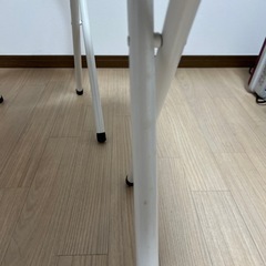 折りたたみ式デスクとイスの画像