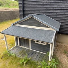 【ALLFORWAN’sLIFE】 ドッグハウス ホームタウンドッグハウス テラス付き サイズ外寸 幅130cm x 奥行119cm x 高さ109cm 超大型犬用 犬小屋 屋外用 大型犬 中型犬 屋外 防寒 防風 通気性 背面ドア付きの画像