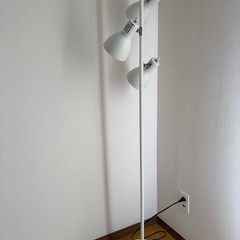 オーム電機 TF-YN30BW-W フロアスタンド ホワイト スタンドライトの画像