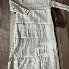 茶ワンピースと白ワンピース4点200円の画像