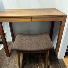木製デスク、椅子付きの画像