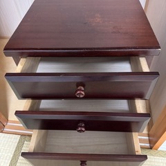 小さなタンスの画像