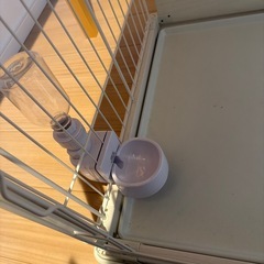 手渡し希望　超小型〜小型犬用アイリスオーヤマ製ホワイトケージ 　給水ボトルセットの画像