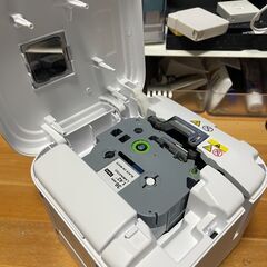 brother ブラザー ラベルライター ピータッチキューブ PT-P910BT (スマホPC対応/3.5mm-36mm幅/TZeテープ/) TZe互換テープ不要分 付きの画像
