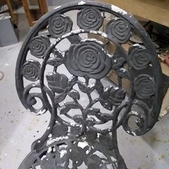 ガーデンチェアー１個　テーブル１個　庭　椅子　鋳物の画像