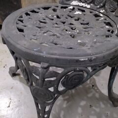 ガーデンチェアー１個　テーブル１個　庭　椅子　鋳物の画像