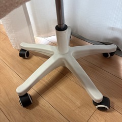 白 イス デスクチェア 回転の画像