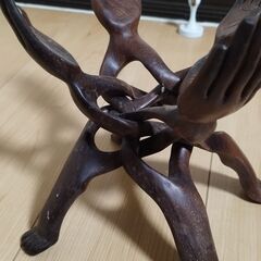 【木彫り】絡み合う手/足 木製スタンド 台座 置物 H23cm 球体/花瓶 アフリカ/エスニックの画像