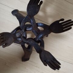 【木彫り】絡み合う手/足 木製スタンド 台座 置物 H23cm 球体/花瓶 アフリカ/エスニックの画像