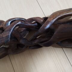 【木彫り】絡み合う手/足 木製スタンド 台座 置物 H23cm 球体/花瓶 アフリカ/エスニックの画像