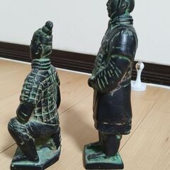 【重厚 2体セット】兵馬俑 レプリカ 鋳鉄製 将軍俑 跪射俑 高さ29cm/21cm 中国風 置物の画像
