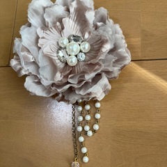 ファーショール、薄手のショール、ネックレス、コサージュの画像