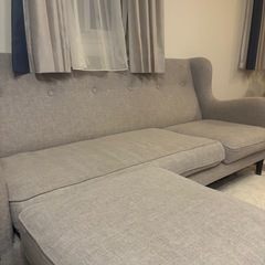 Francfrancのグレーソファオッドマン付きの画像