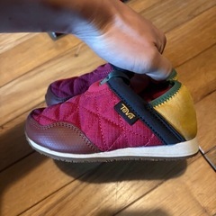 Teva キッズ スリッポン 赤/緑/黄　15cmの画像