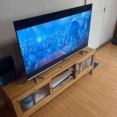 50型テレビとテレビ台の画像