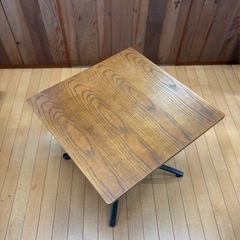 アンティーク調テーブルの画像