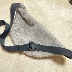 LEPSIMグレー ファー ボディバッグの画像