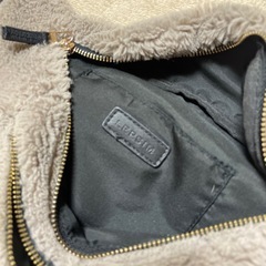 LEPSIMグレー ファー ボディバッグの画像