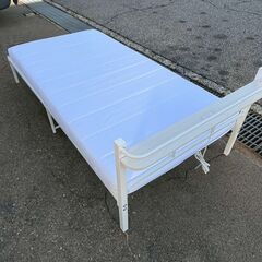【ジモティ限定特価】 シングルベッド マットレスセット ホワイト コンセント付きフレーム ① A0909Gの画像