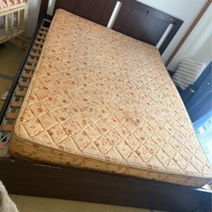 クイーンサイズベッドの画像