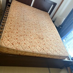 クイーンサイズベッドの画像
