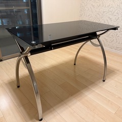 強化ガラスのパソコンデスク黒の画像