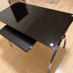 強化ガラスのパソコンデスク黒の画像