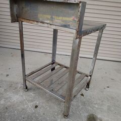 兵庫県 三田市 直接お引き取り限定 ステンレス作業台 縦60.5×横60×高さ94.6 バックガード付き 業務用 厨房用品 キッチン 中古の画像