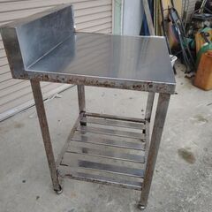 兵庫県 三田市 直接お引き取り限定 ステンレス作業台 縦60.5×横60×高さ94.6 バックガード付き 業務用 厨房用品 キッチン 中古の画像