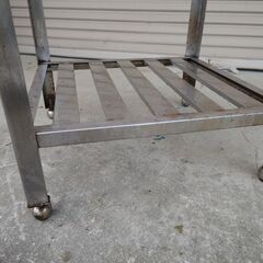 兵庫県 三田市 直接お引き取り限定 ステンレス作業台 縦60.5×横60×高さ94.6 バックガード付き 業務用 厨房用品 キッチン 中古の画像