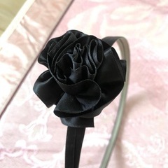 カチューシャ　黒　ヘアアクセサリーの画像